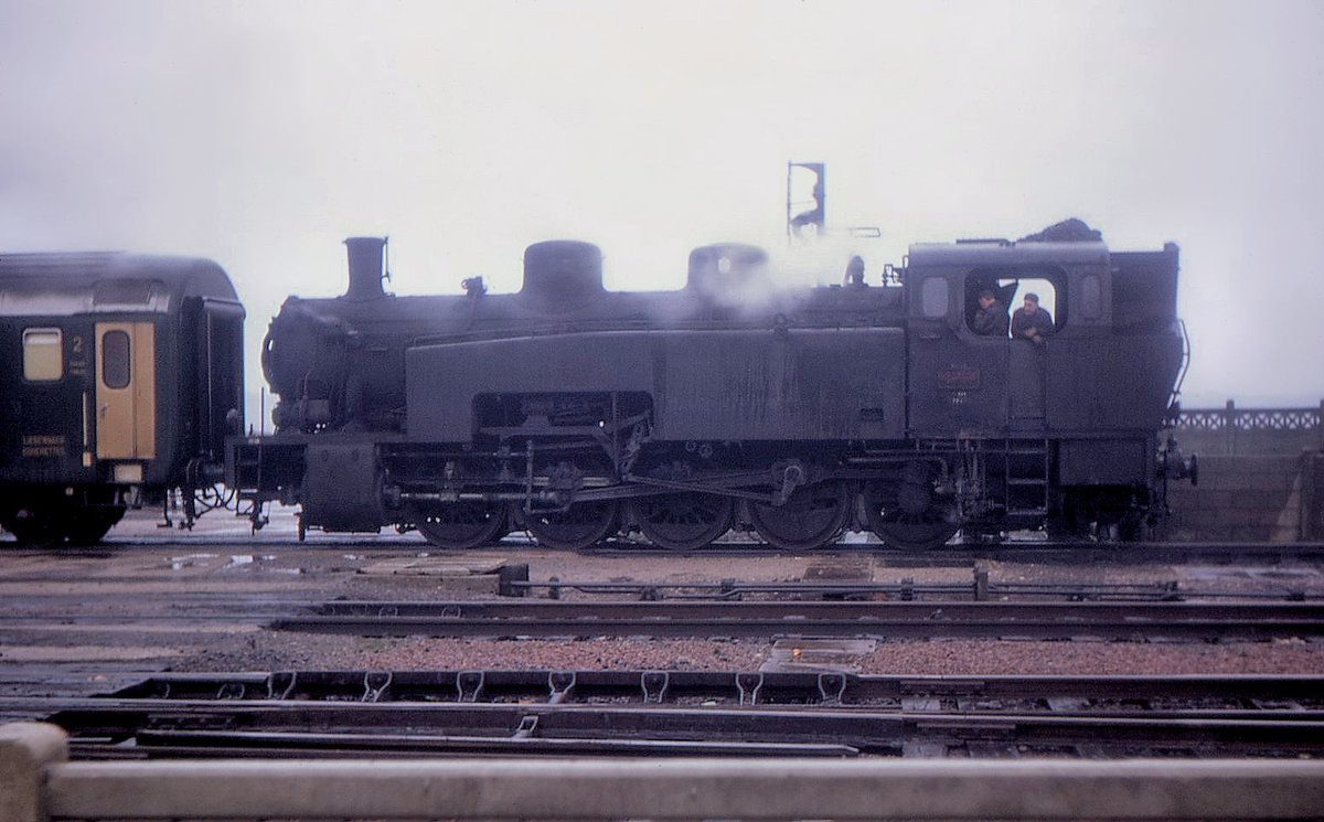 Noch ein Blick auf die SNCF Lok, welche den SBB Couchettes-Wagen 51 85 50-40 006 in Calais Maritime rangiert. Die 35 Loks 050 TQ 1 bis 35 stammten aus den Jahren 1948/49 und wurden bis Oktober 1970 alle verschrottet. 10.Januar 1970  