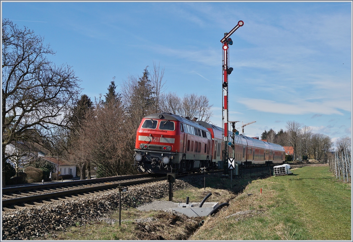 Noch einmal die DB 218 409-1, nun schiebend auf der Fahrt Richtung Aulendorf (-> SEV Ulm) beim Einfahrsignal F von Nonnenhorn, dass der RE Freie Fahrt signalisiert. 

16. Mrz 209dt
