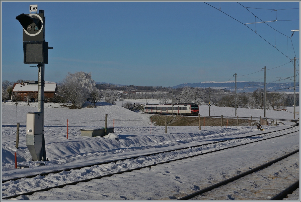 Noch einmal, nun bei etwas besserem Licht, die  neuen  Domino-Züge RBDe 560 auf der tpf Strecke Bulle - Romont, hier bei der Ausfahrt in Vuisternas-devant-Romont.

23. Dezember 2021