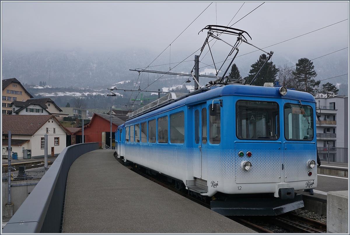 Noch einmal der RB BDeh 2/4 von 1949, diesemal in arth Goldau, unter der dicken Nebeldecke. 
24. Februar 2018