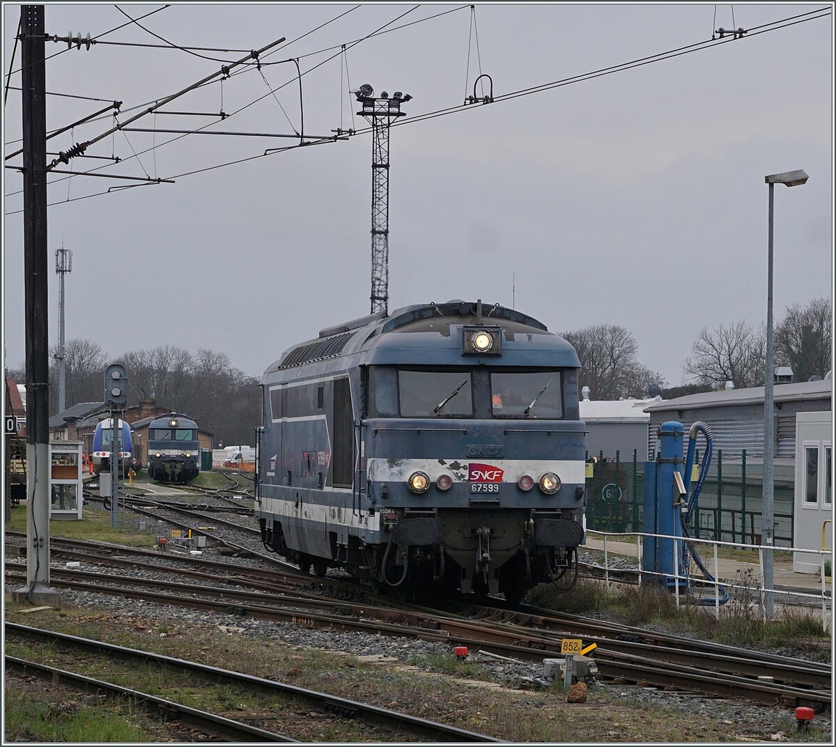 Noch einmal wollte ich die Gelegenheit nutzen (und dies wohl zum letzten Mal), die SNCF BB 67500 im Plandienst zu fotografieren. In Strasbourg kommt die recht gepflegte SNCF BB 67599 aus dem Dépôt gefahren während im Hintergrund noch knapp die SNCF BB 67511 zu erkennen ist. 12. März 2024