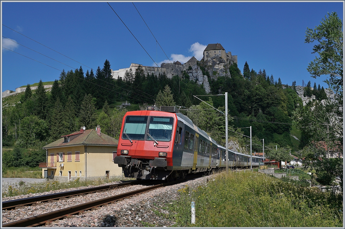 Noch fahren die Kolibri NPZ RABe 562 und somit die SBB EW I im internationalen Verkehr, als TGV Anschlusszug Neuchâtel - Frasne. Im Bild der RE 18123 von Frasne nach Neuchâtel vor dem Hintergrund des Fotowolken geschädigten Château de Joux bei la Cluse et Mijoux. 

16. Juli 2019