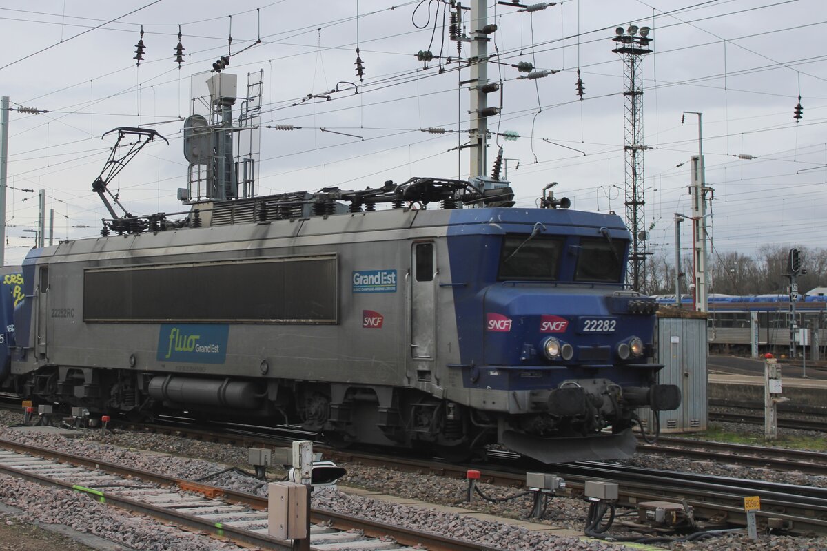 Noch fahren die Nez-Cassées in Frankreich, wie 22282 am 14 Februar 2024 in STrasbourg Gare Central mit ein TER nach Saverne. Die meiste Leistungen Selestat<=>Strasbourg<=>Saverne wirden immer noch mit die Zweisystemloks der reihe 22200 gemacht, aber auch hier fangt der Zeit langsam an zu drángen...