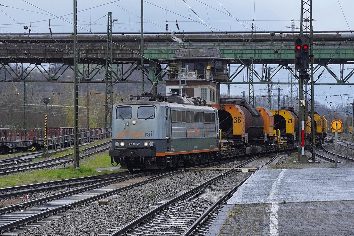 Noch fahrt Saar Rail mit der 151er, aber auch dieses Zeitaleter wird rasch enden. Am 31 M�rz 2026 zieht Saar Rail 151 161 der Suppenzug ins Bahnhof von V�lklingen.