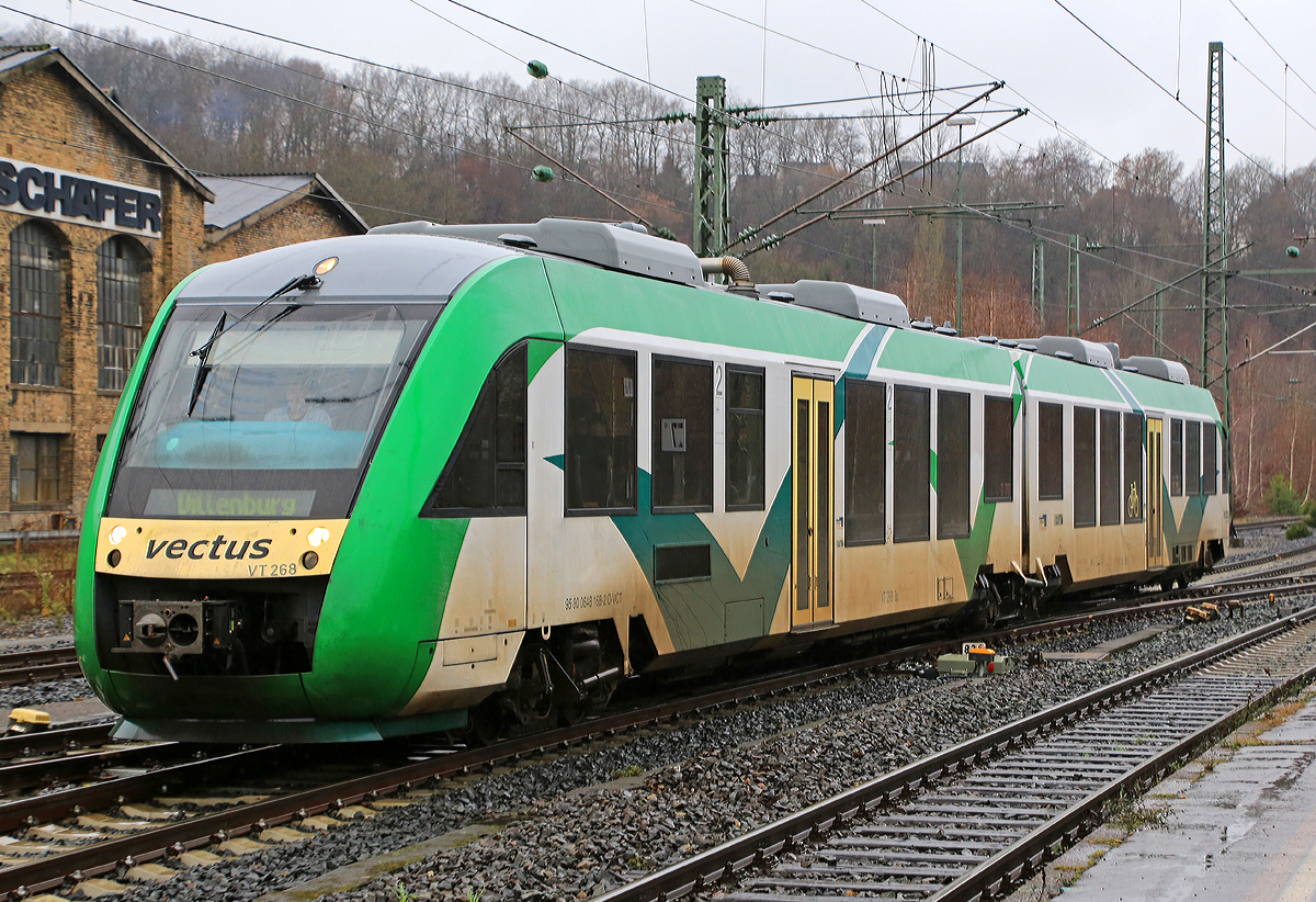 
Noch in Farbgebung und mit der NVR-Nummer der vectus, aber nun zur HLB Hessenbahn GmbH gehörend, fährt der VT 268 (95 80 0648 168-2 D-VCT / 95 80 0648 668-1 D-VCT) am 03.01.2015 als RB 95  Sieg-Dill-Bahn  (Au/Sieg-Siegen-Dillenburg), in den Bahnhof Betzdorf/Sieg ein. 

Der Alstom Coradia LINT 41 wurde 2004 von Alstom (LHB) in Salzgitter unter der Fabriknummer 1188-018 für die vectus Verkehrsgesellschaft mbH gebaut, mit dem Fahrplanwechsel am 14.12.2014 wurden alle Fahrzeuge der vectus nun zum Eigentum der HLB, die Hessische Landesbahn hatte 74,9% der Gesellschaftsanteile. Wie dieser tragen z.Z. die Dieseltriebzüge noch die Bezeichnung und NVR-Nummer der vectus. 