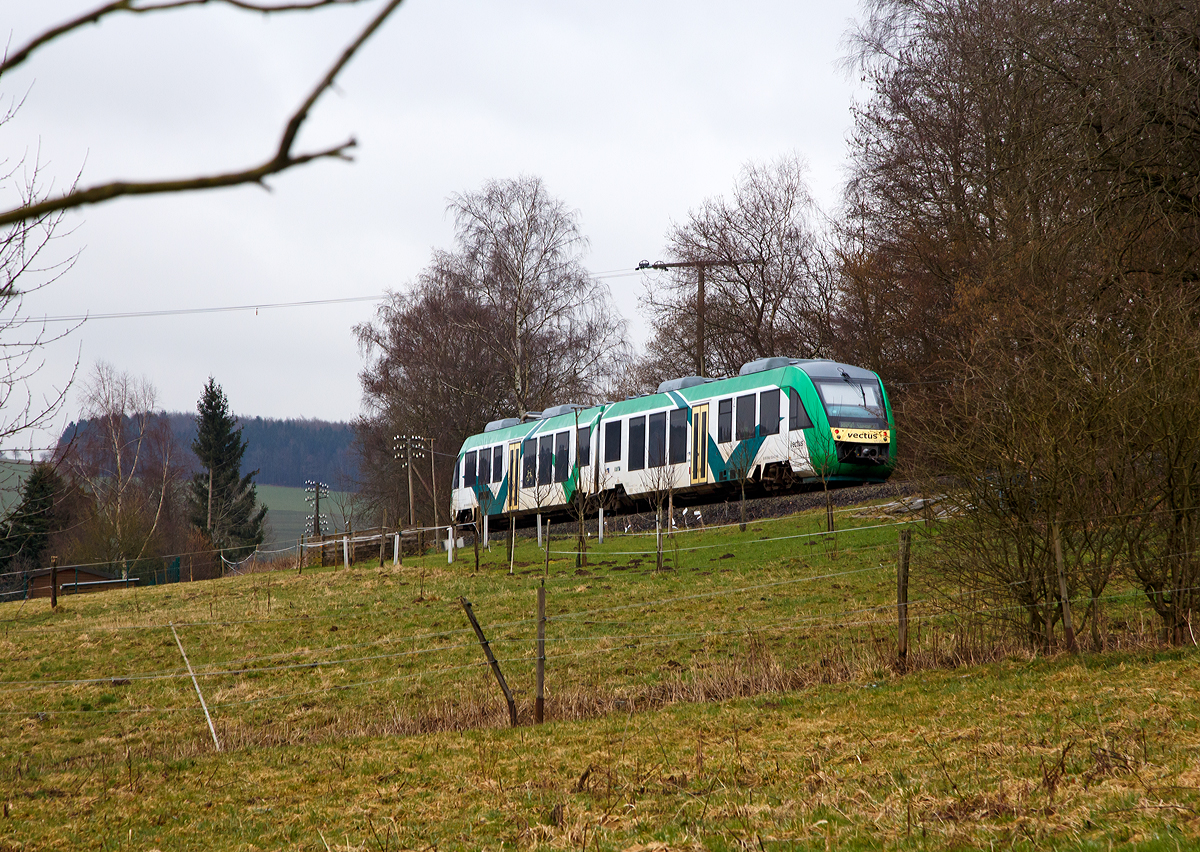 
Noch in Farbgebung der vectus, aber der HLB Hessenbahn GmbH gehörende, fährt der VT 253 (95 80 0648 153-4 D-HEB / 95 80 0648 653-3 D-HEB) am 03.03.2016 als RB 90  Westerwald-Sieg-Bahn  (Limburg/Lahn - Westerburg - Altenkirchen - Au/Sieg) - Siegen).  Hier erreicht er bald den Haltepunkt Büdingen (Westerw.), gehört heute zu Nistertal.