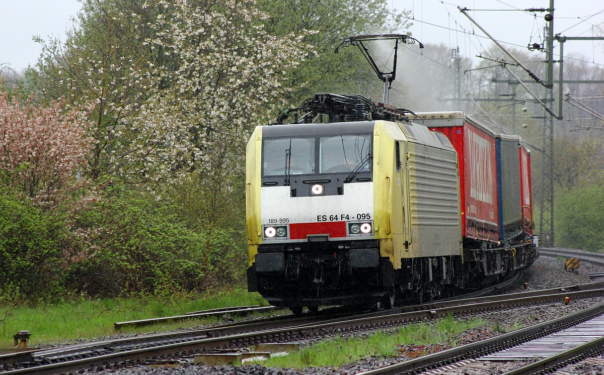 Noch eine  gelbe ...TXL schickte am gestrigen 26.04.2015 die 6 189 995-4 Class VE (ES64F4-095, REV/Be/04.11.11)erst mit einem Lauritzen KLV nach Padborg und dann wieder zurück nach Italien...hier konnte ich sie bei Nieselregen in Schleswig festhalten.