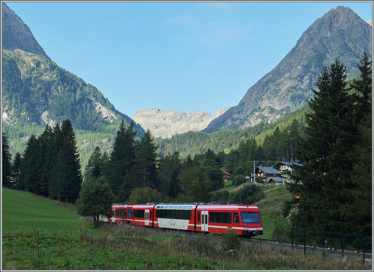 Noch liegt das Tal im Schatten, als ein SNCF TER Vallorcine Richtung Chamonix verlässt.
28. August 2015