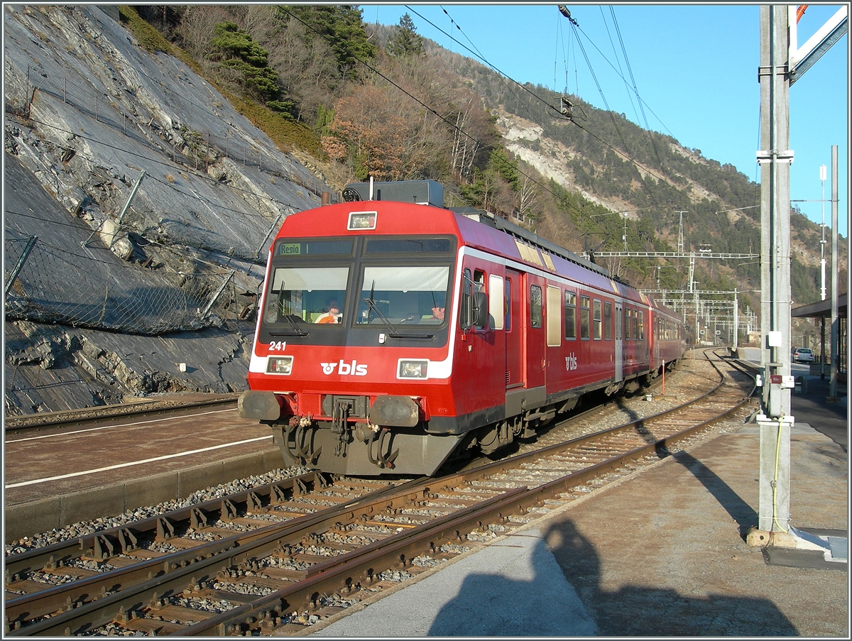 Noch im RM rot zeigt sich der BLS RBDe 566 in Hohtenn.
16. März 2007

