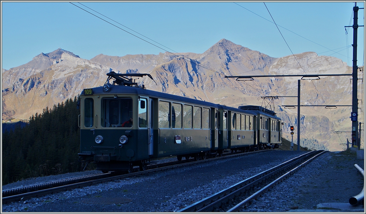 Noch im Schatten von Eiger Mönch und Jungfrau rollt in Wengernalp ein WAB Zug talwärst. 
9. Ok.t 2014