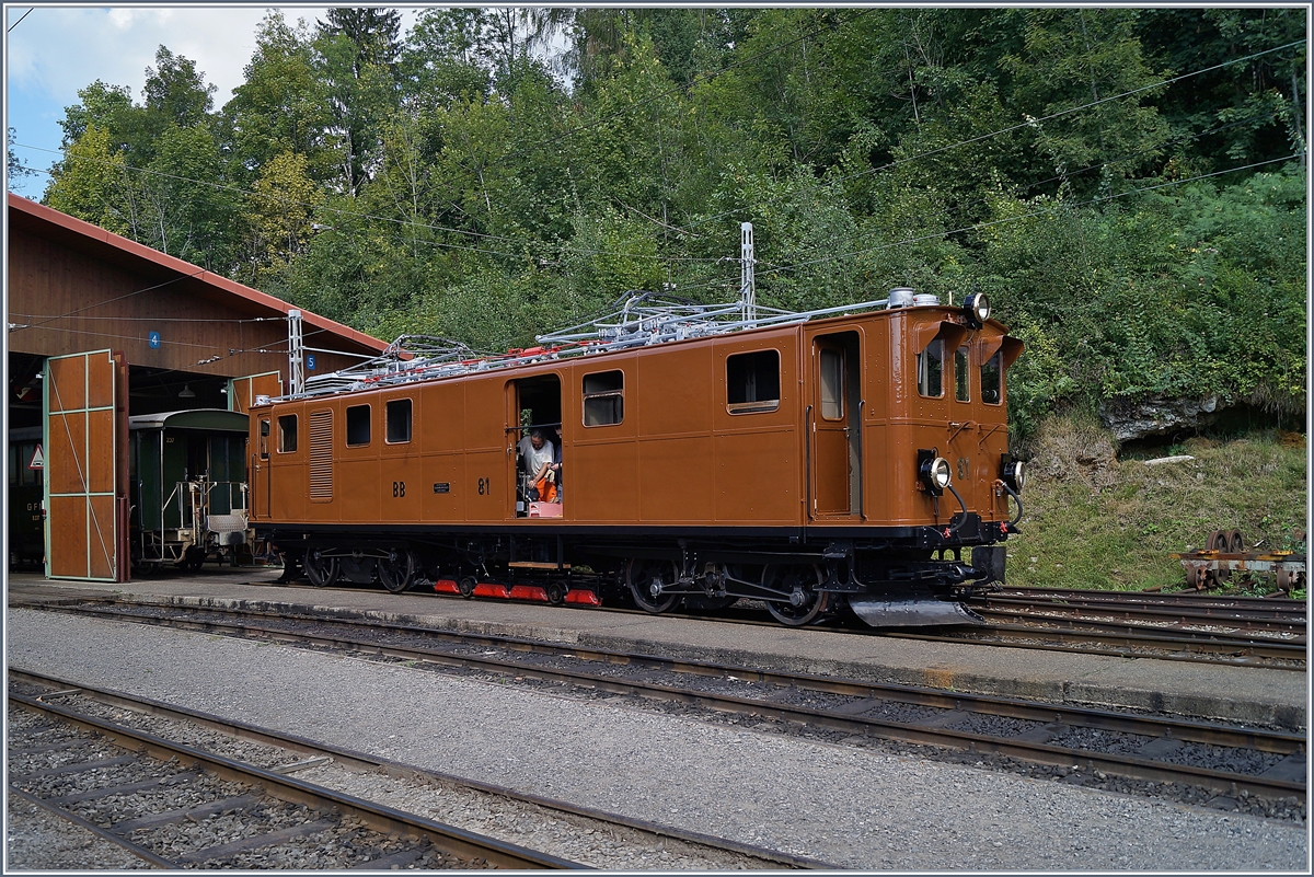 Noch sind im Gepäckabteil der schönen Bernina Bahn (BB) Ge 4/4 81 einige Arbeiten zu erledigen. 
Chaulin, den 19. August 2018