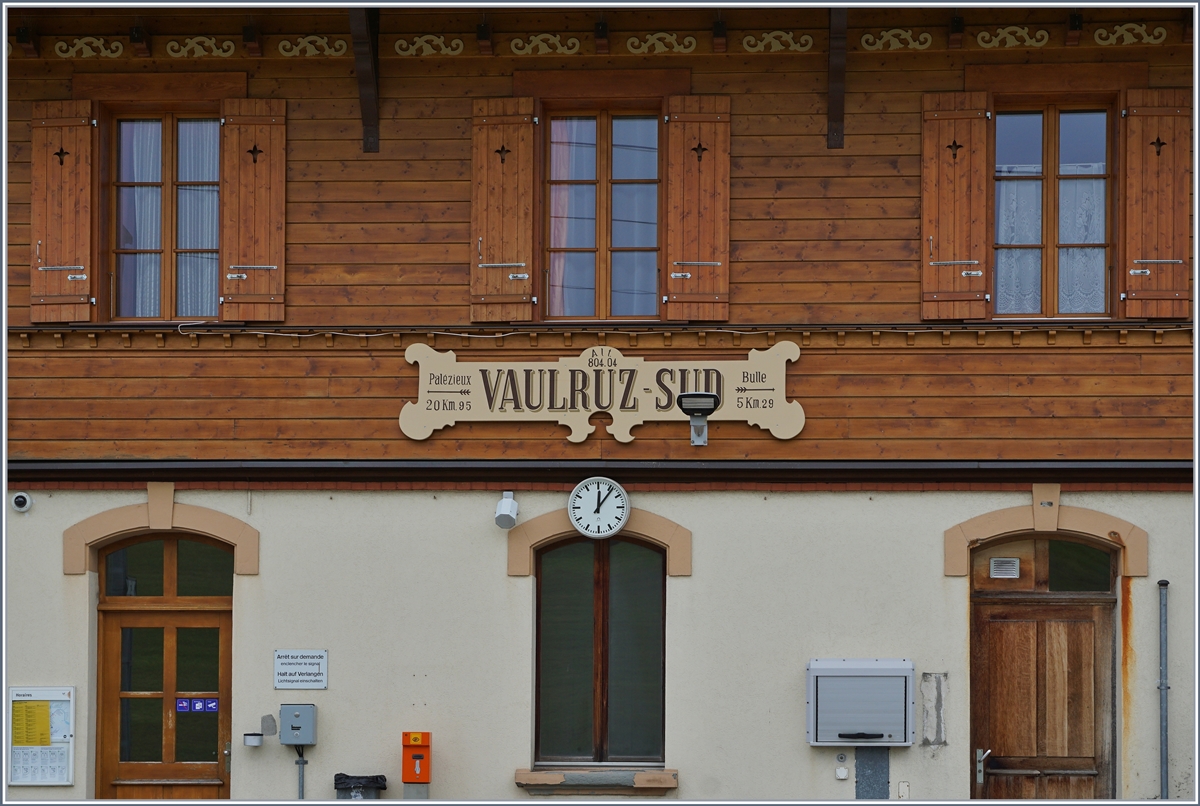 Noch tragen einige TPF Stationen diese schönen Stationsschilder die sehr gut zum Still der Bahnhofgebäude passt. 

Vaulruz Sud, den 12. Mai 2020