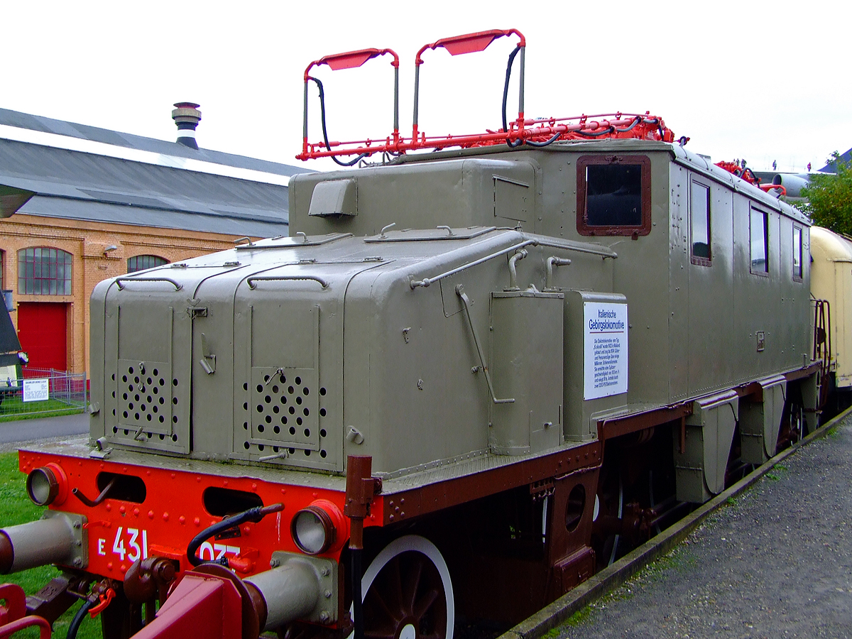 Nochmal im Detail...
Die ehemalige FS E.431.037 am 02.10.2010 im Technik Museum Speyer. Bis 1989 befand sich die Lok in dem Verkehrshaus der Schweiz in Luzern.
