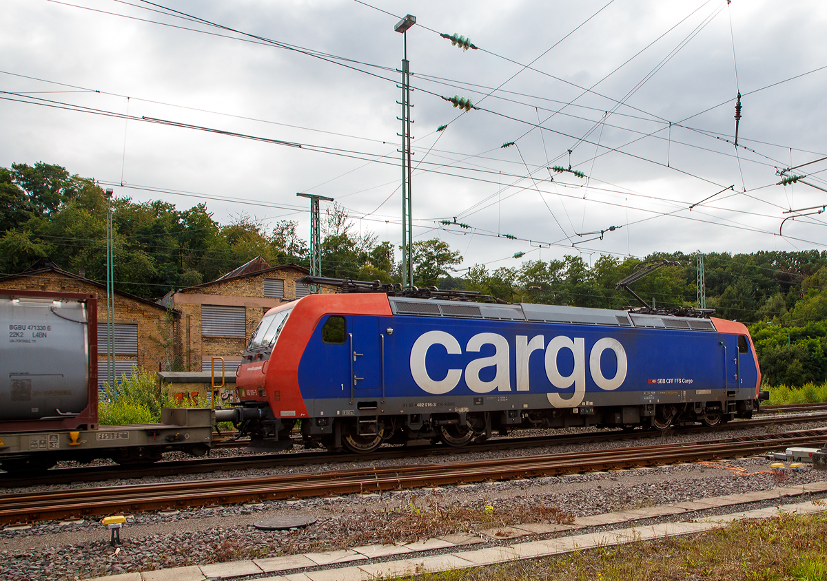 Nochmal von der Seite....
Die an die DB Cargo Deutschland AG vermietete Re 482 016-3 (91 85 4482 016-3 CH-SBBC) der SBB Cargo AG fährt am 20.08.2021 mit einem Container-Zug durch Betzdorf/Sieg in Richtung Köln.

Die TRAXX F140 AC1 wurde 2003 von Bombardier in Kassel unter der Fabriknummer  33565 gebaut und an die SBB Cargo AG geliefert. Sie hat die Zulassungen und Zugbeeinflussungssysteme für die Schweiz und Deutschland. Zurzeit ist sie an die DB Cargo vermietet.
