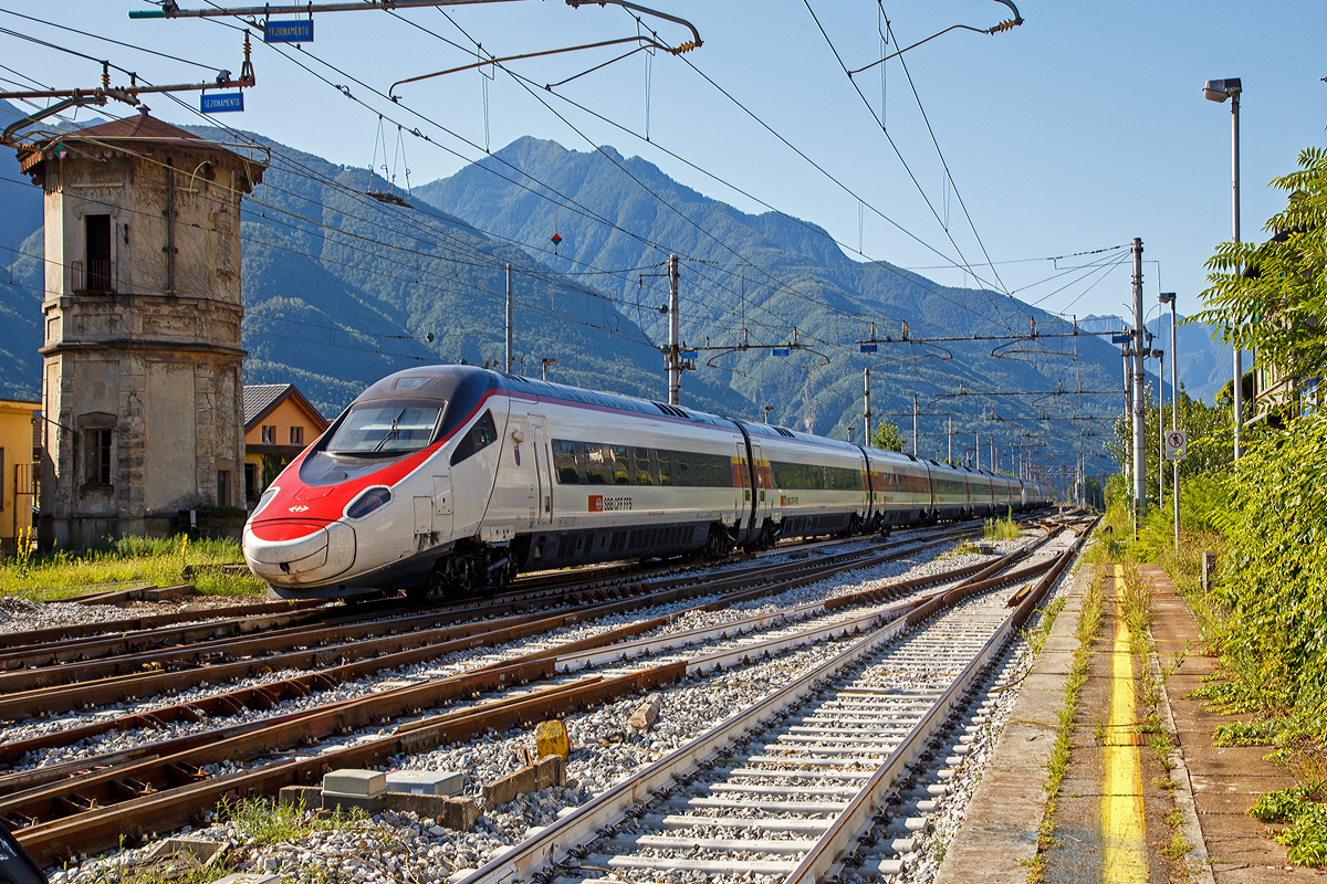 
Nochmals, nun als Nachschuß....

Der SBB ETR 610.014 (ETR 93 85 5 610 014-8 CH-SBB) ein ETR 610 der 1.Serie, gekuppelt mit dem RABe 503 012  “Ticino“ (93 85 0 503 012-3 CH-SBB), ein ETR 610 der 2.Serie, verlassen am 03.08.2019 den Bahnhof Domodossola in Richtung Mailand.

Seit 2018 bezeichnet die SBB die ETR 610 als Astoro, abgeleitet vom italienischen Begriff Astore für Habicht.
