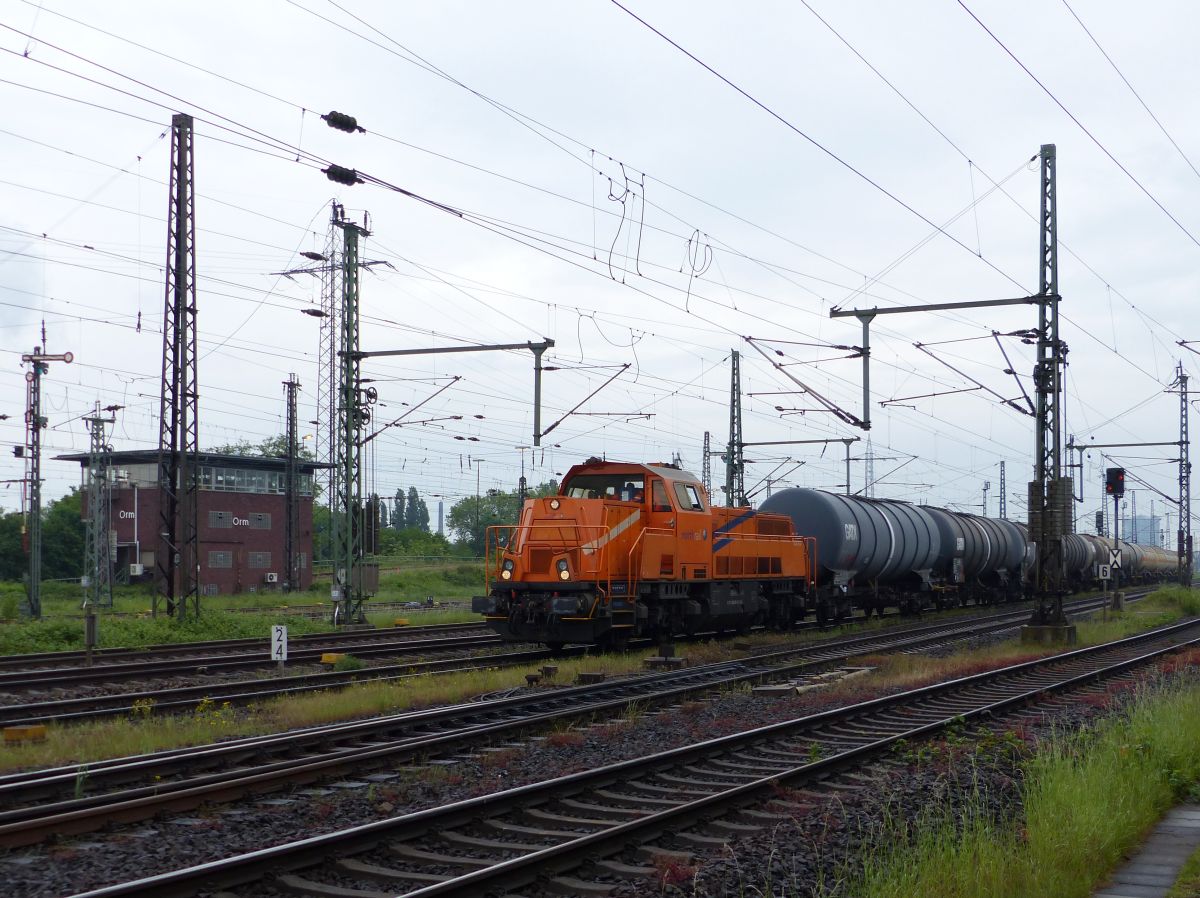 North Rail Gravita 15L BB Diesellok 92 80 1265 303-8 D-NTS G�terbahnhof Oberhausen West 20-05-2016.

North Rail Gravita 15L BB dieselloc 92 80 1265 303-8 D-NTS goederenstation Oberhausen West 20-05-2016.