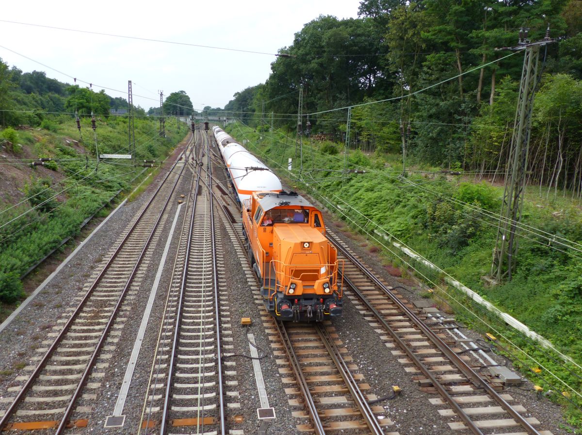 North Rail Gravita Diesellok mit Kesselwagen. Abzweig Lotharstrasse. Forsthausweg, Duisburg 08-07-2016.

North Rail Gravita dieselloc met ketelwagentrein. Abzweig Lotharstrasse. Forsthausweg, Duisburg 08-07-2016.