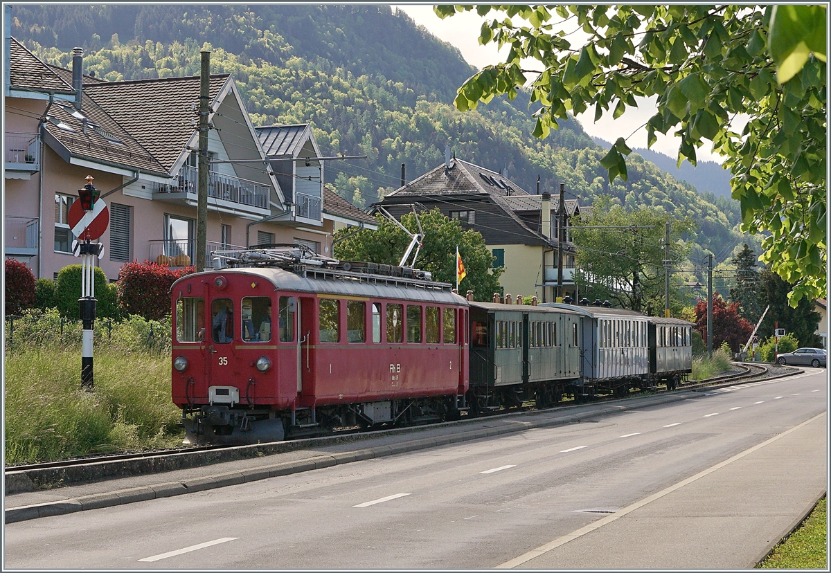  Nostalgie & Vapeur 2021  /  Nostalgie & Dampf 2021  - so das Thema des diesjährigen Pfingstfestivals der Blonay-Chamby Bahn; ebenfalls im Einsatz: der Bernina Bahn RhB ABe 4/4 35, hier bei der Ankunft in Blonay. 

22. Mai 2021