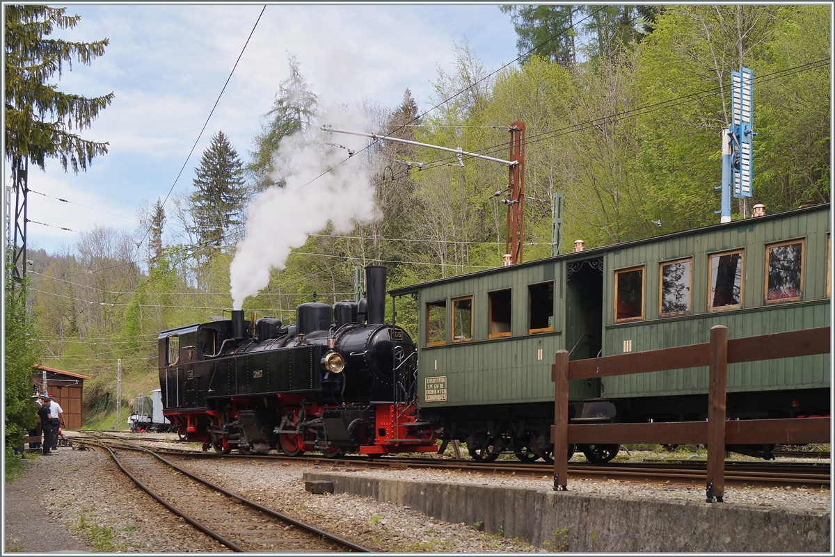 Nostalgie & Vapeur 2021 (Pfingstfestival) Die Blonay-Chamby Bahn G 2x 2/2 105 ex (SEG) rangiert in Chaulin.

22. Mai 2021