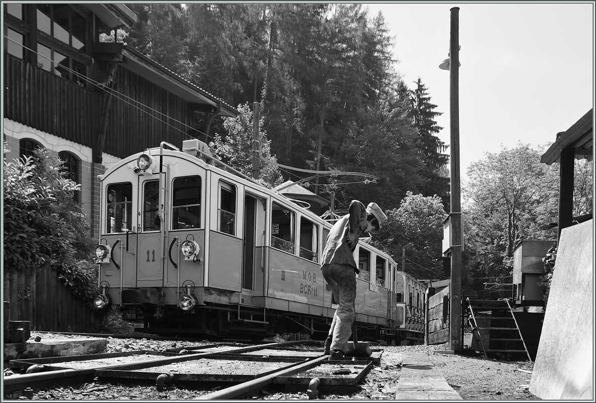 Nostalgischer Bahnbetrieb ist kein Zuckerschlecken sondern, zumindest hinter den Kulissen harte Knochenarbeit....

Der Blonay-Chamby MOB BCFe 4/4 11 erreicht Chaulin. 

9. Juni 2014