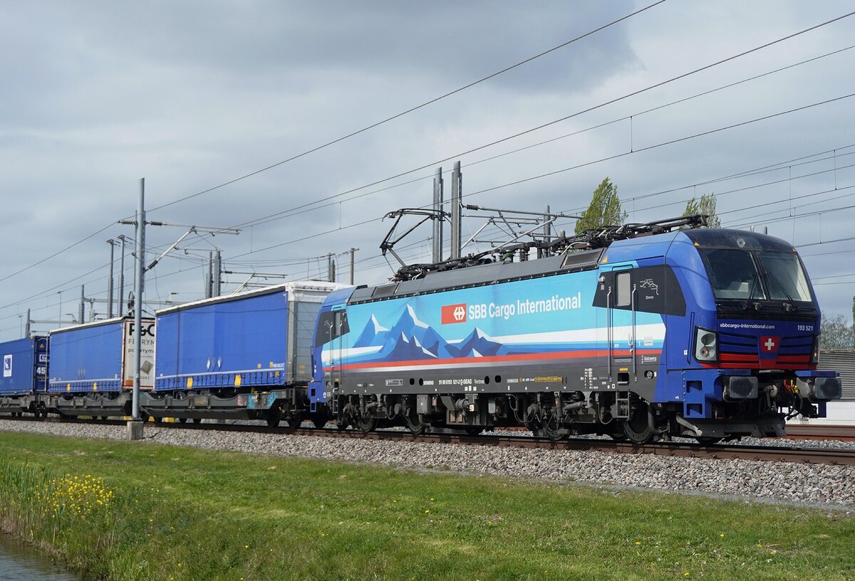 Notsch�ss am SBBCI 193 521 mit KLV bei Valburg am 16 April 2026 vom offenbarer Weg gemacht.