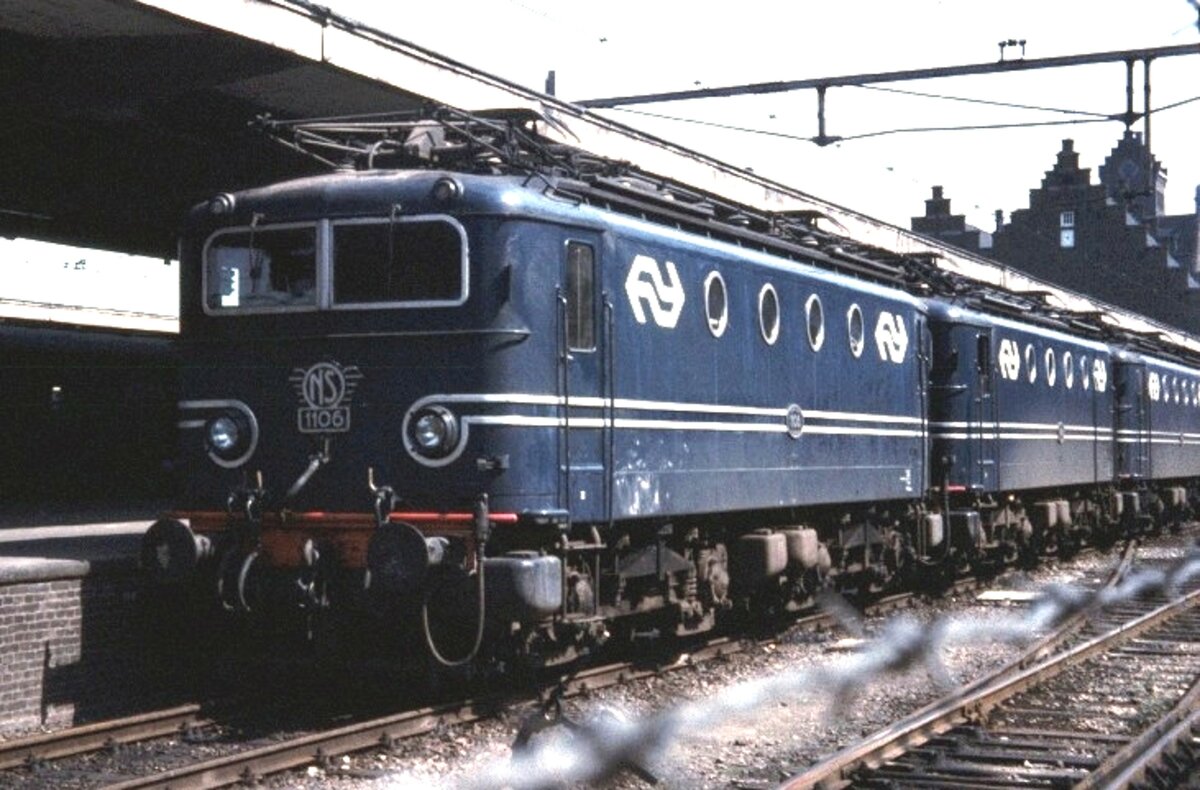 NS 1106 und zwei weitere 1100 in der Auslieferungsform in Maastricht im Juli 1971.