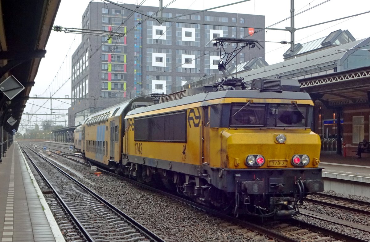 NS 1743 schiebt einer DDAR-garnitur als RB in Nijmegen ein am 1 November 2019.