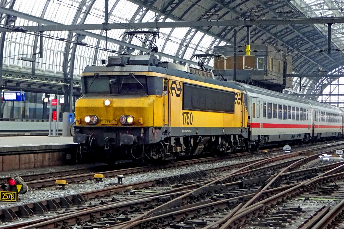 NS 1750 ist am 5 Dezember 2019 mit der IC-Berlijn in Amsterdam Centraal eingetroffen.