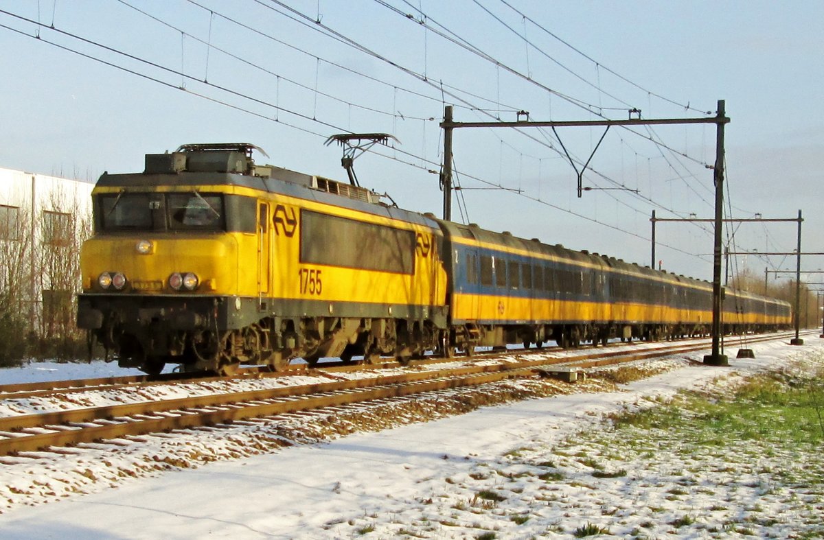 NS 1755 durcheilt Wijchen am 29 Dezember 2014.