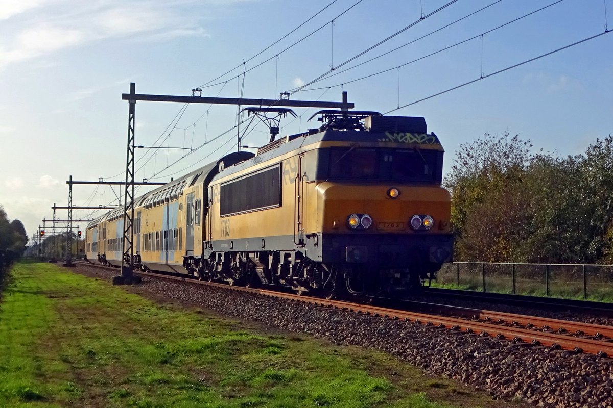 NS 1763 durchfahrt Alverna mit ein DDAR am 2 November 2019. Normalerweise sollen ab Dezember 2019 diese Züge nicht mehr fahren und endet eine Ära von 35 Jahre in die Niederlände.