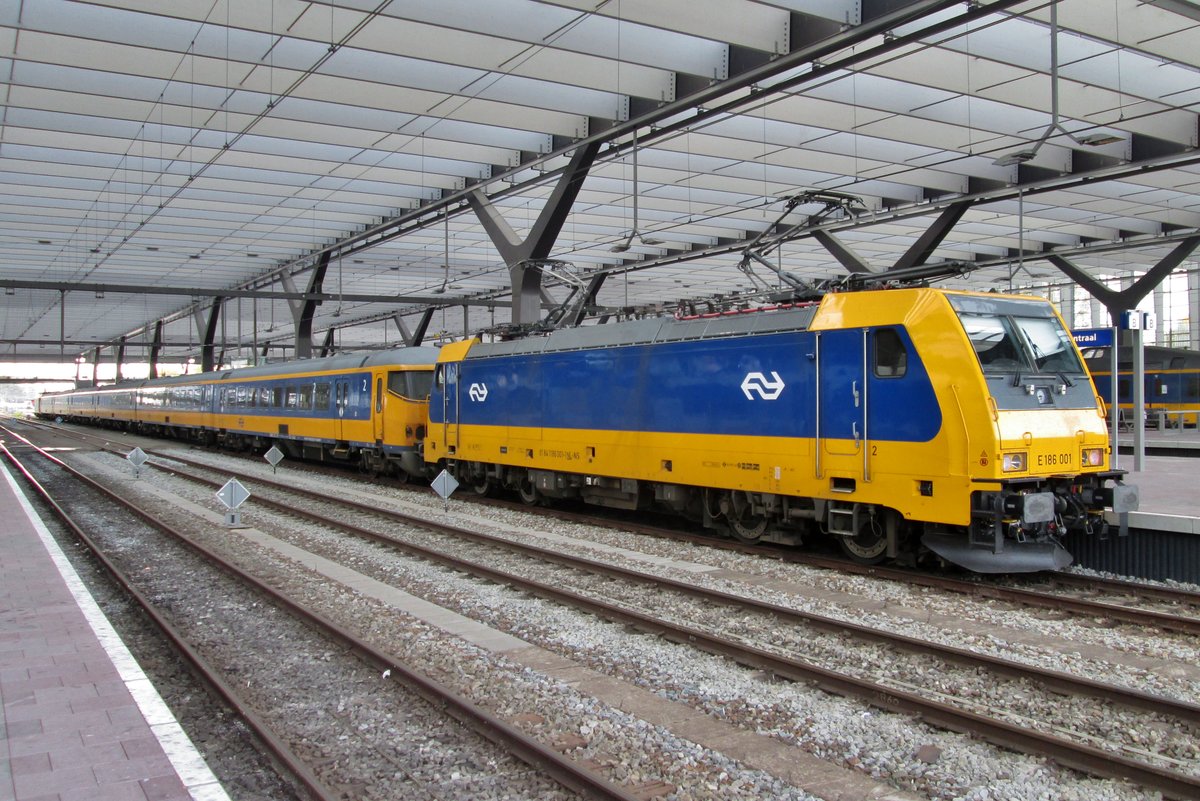 NS 186 001 hält am 25 Oktober 2015 in Roterdam Centraal.