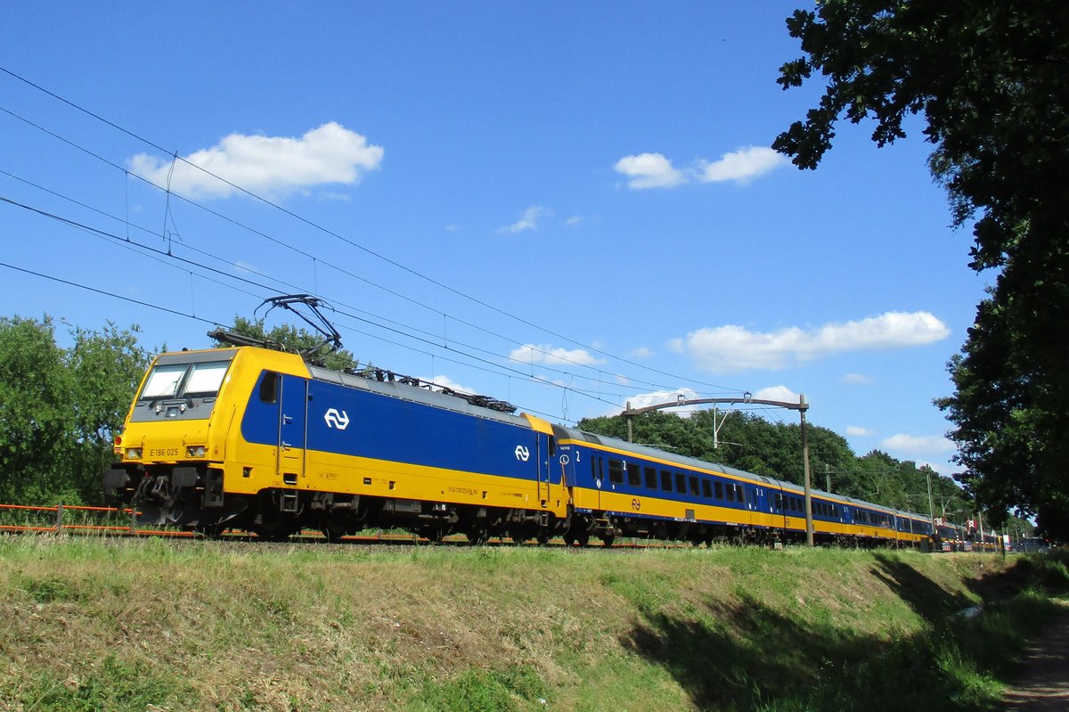 NS 186 025 durcheilt Tilburg am 10 Juni 2017.