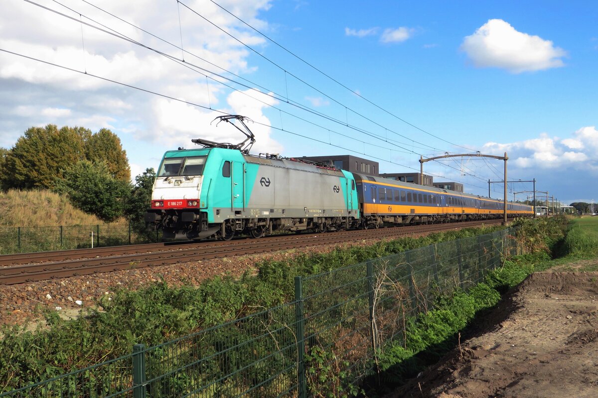 NS 186 217 durchfahrt am 15 Oktober 2021 mit ein IC-Direct Tilburg-Reeshof.
