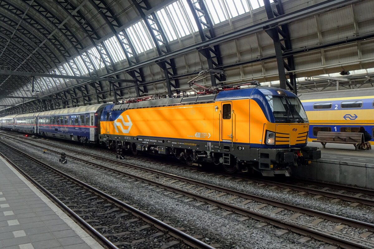 NS 193 766 steht mit der NightJet nach Wien in Amsterdam Centraal am 7 Juli 2021.