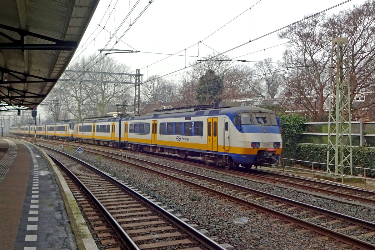 NS 2119 verlässt am 5 Dezember 2019 Haarlem.