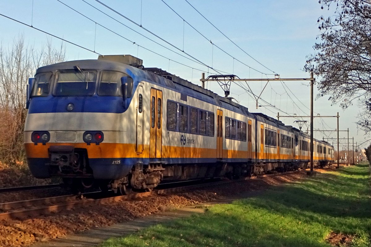 NS 2125 verlässt am 10 Dezember 2019 Wijchen. 