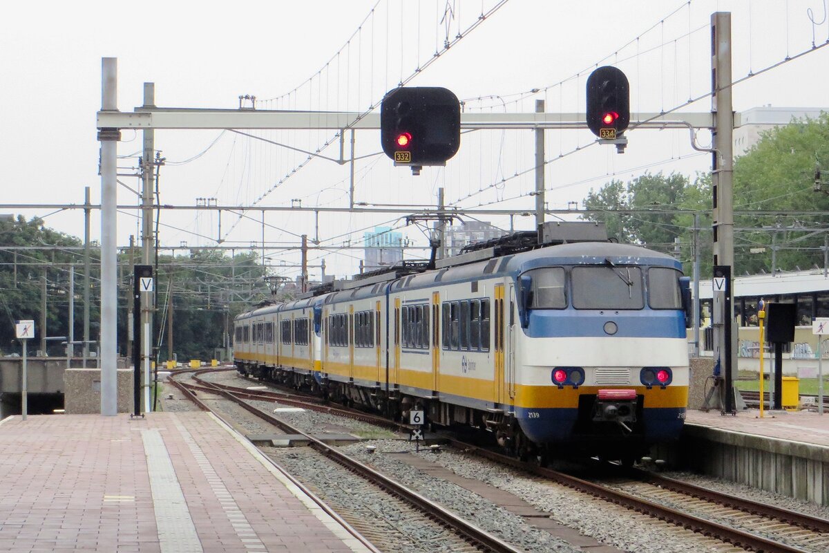NS 2139 verlast in deren letzten Dienstjahr am 4 Augustus 2021 Rotterdam Centraal.