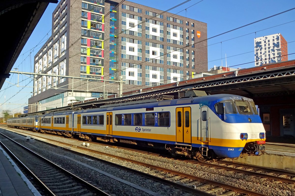 NS 2142 verlässt am 30 November 2019 Nijmegen.