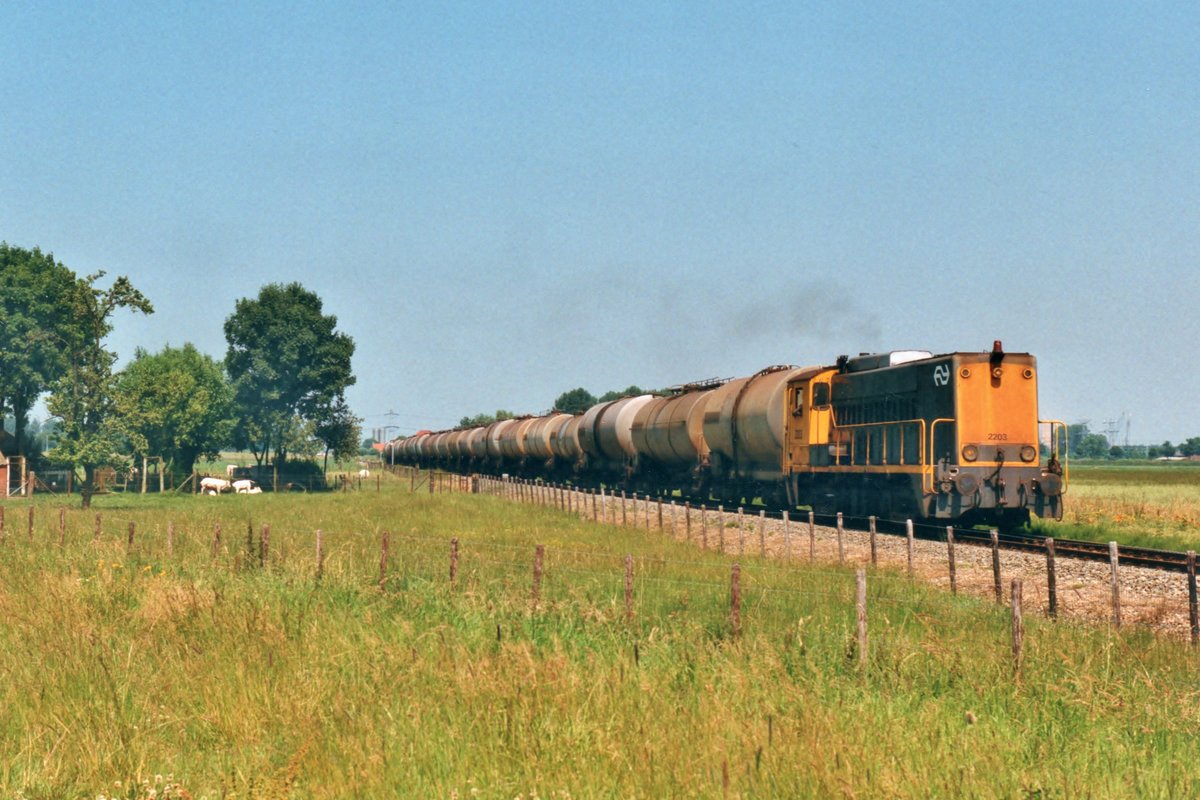 NS 2203 durchfahrt mit ein Kesselwagenzug Terneuzen am 26 Juni 1997.