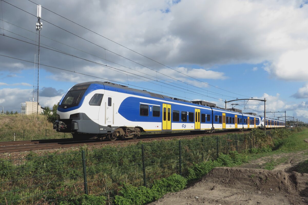 NS 2208 passiert am 15 Oktober 2021 durch Tilburg-Reeshof.