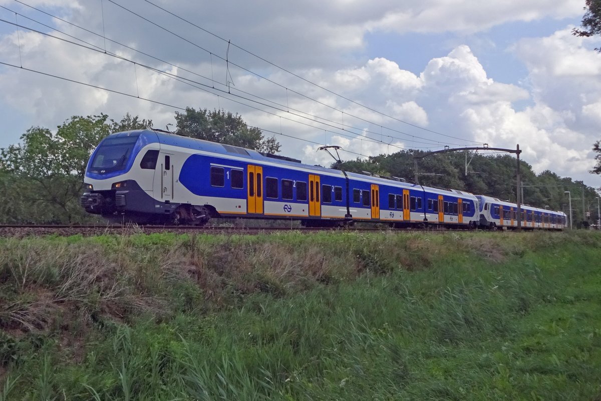 NS 2209 passiert Tilburg Oude Warande am 12 Augustus 2019.