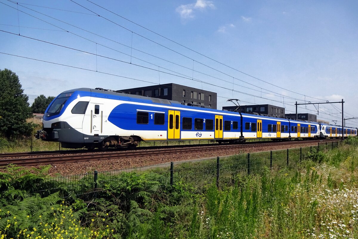 NS 2212 passiert Tilburg-Reeshof am 23 Juli 2021. 