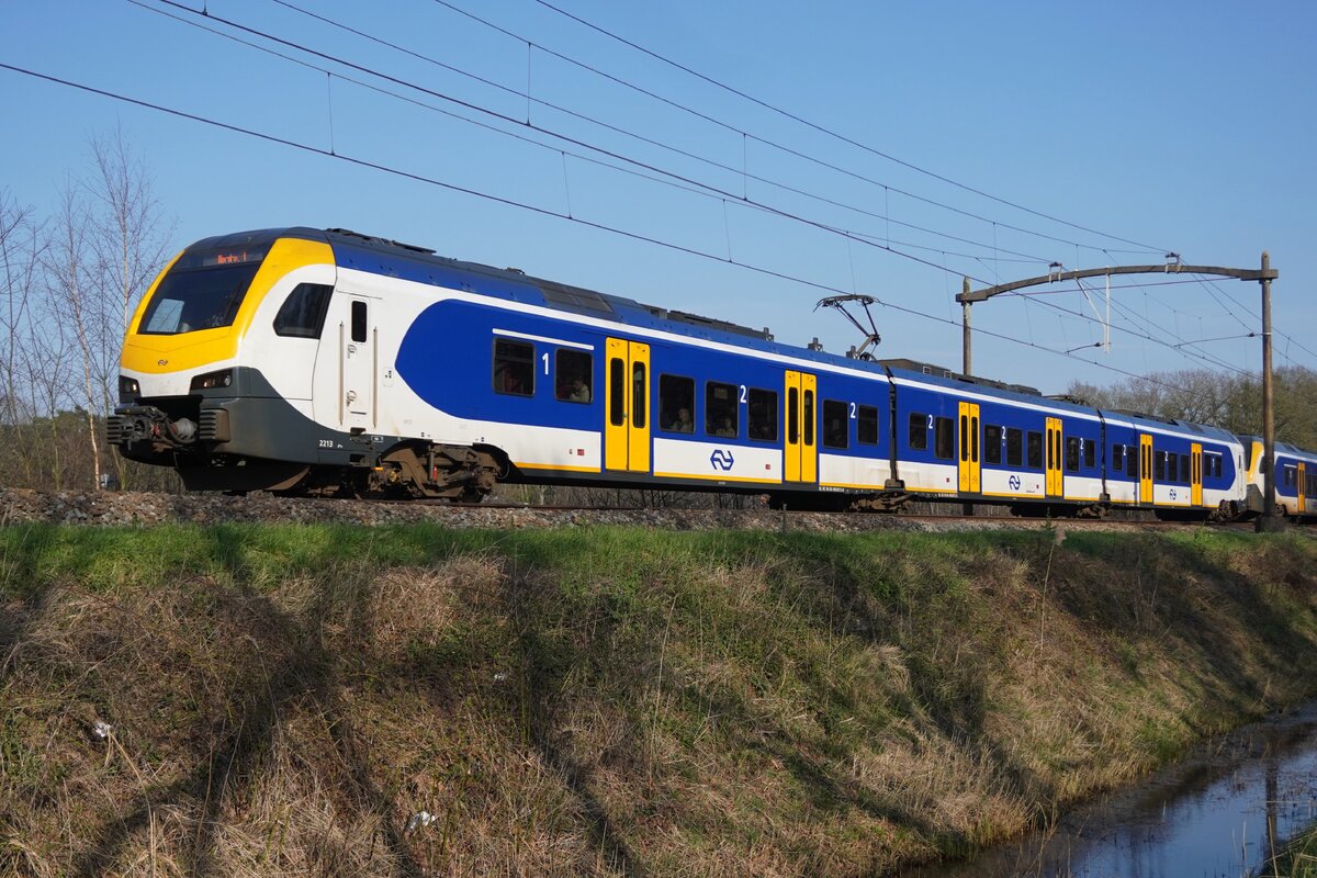 NS 2213 durchfahrt am 18 März 2026 Tilburg Oude Warande und wird von offenbarer Stelle fotografiert.