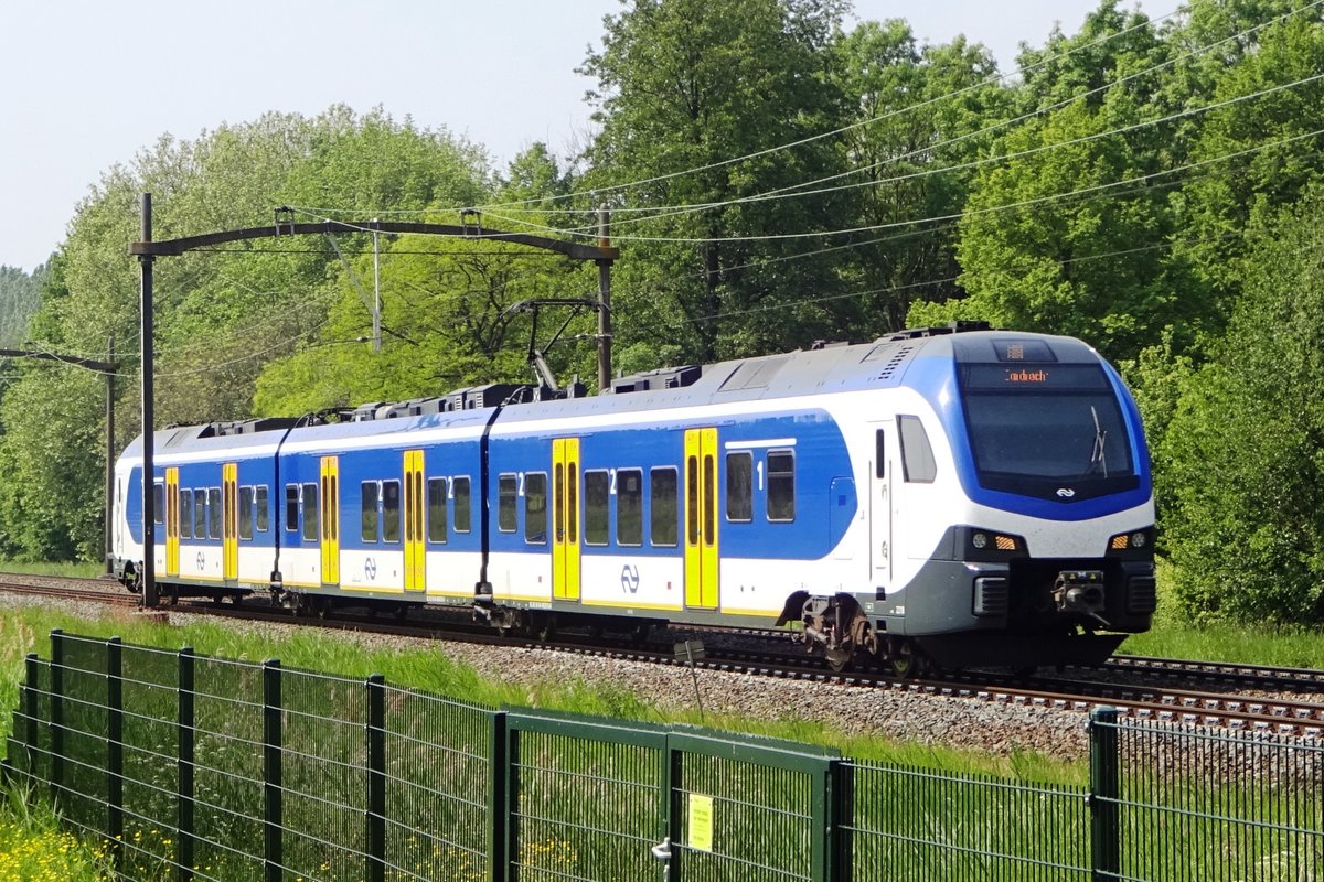 NS 2218 durchfahrt Dordrecht-Bezuydendijk am 18 Mai 2019.