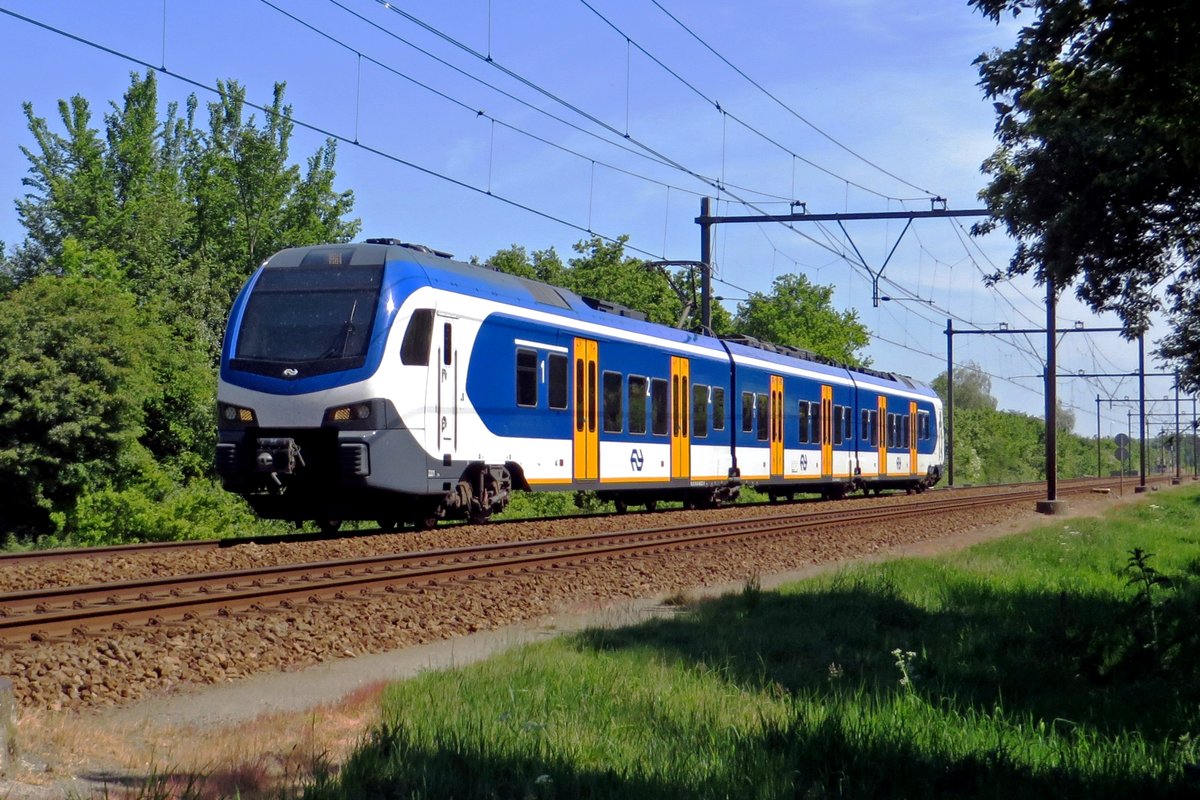 NS 2221 durchfahrt am 9 Mai 2020 Wijchen.