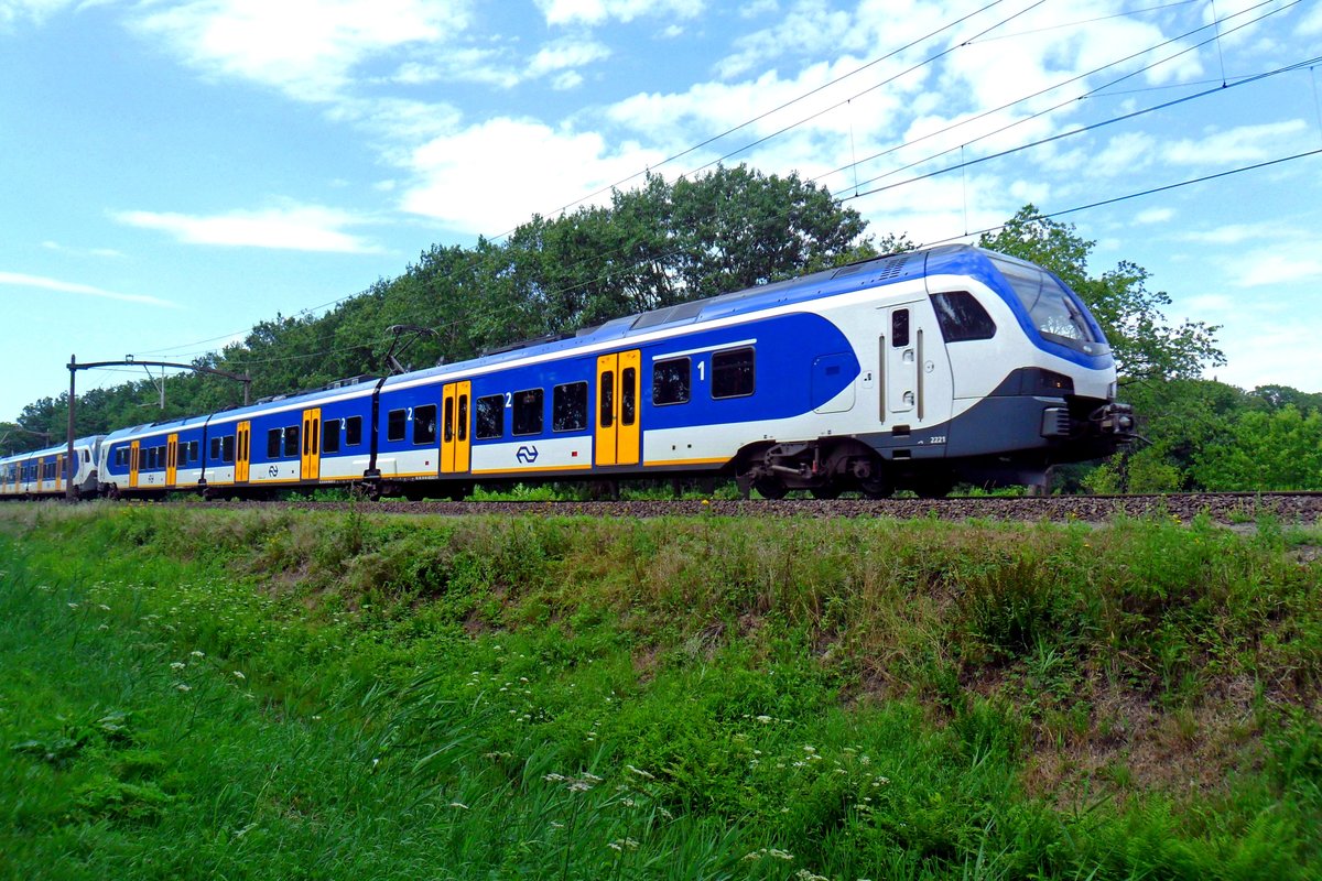 NS 2221 passiert Tilburg Oude Warande am 30 Juli 2019. 