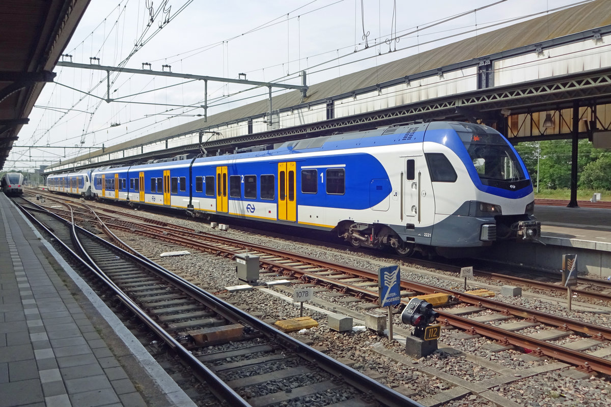 NS 2221 verlässt am 18 Juli 2019 Nijmegen. 