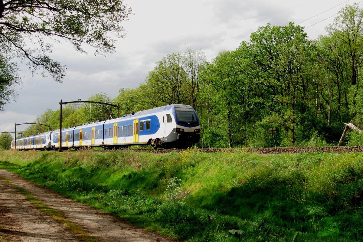 NS 2230 passiert Tilburg Oude Warande am 24 April 2019.
