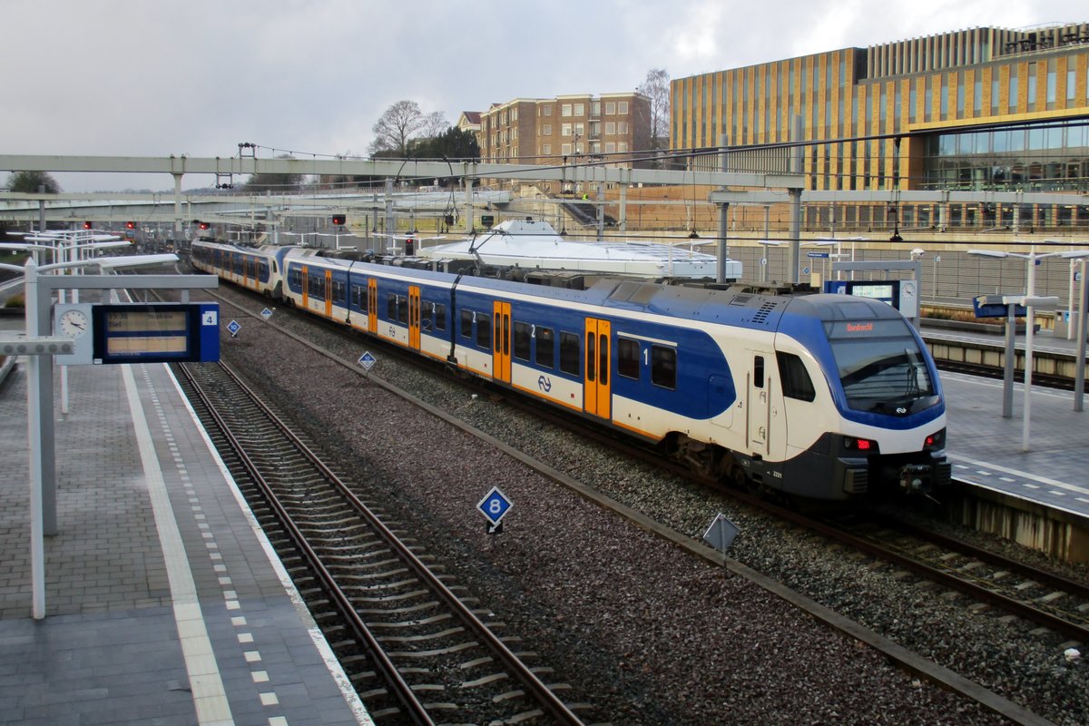 NS 2231 steht am 1 Februar 2018 in Arnhem Centraal. 
