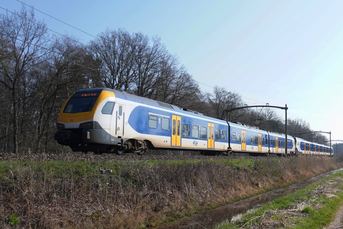 NS 2232 passiert Tilburg Oude Warande als RB nach Arnhem am 18 März 2026.